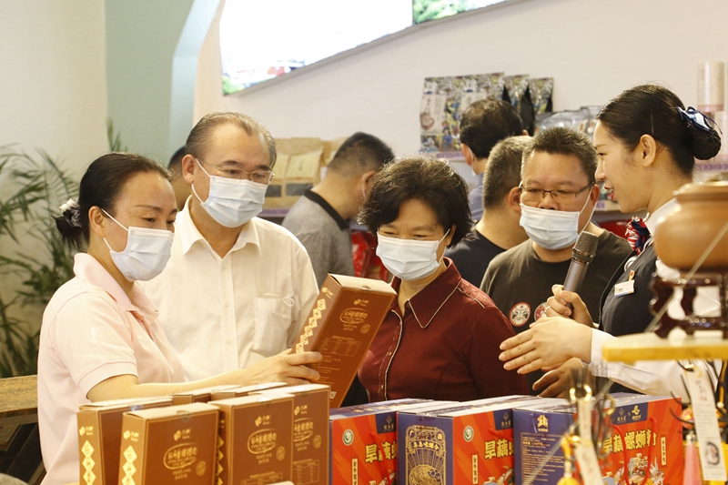 10.參觀那馬服務(wù)區(qū)扶貧產(chǎn)品展銷廳，此為廣西高速公路第一家扶貧產(chǎn)品展銷廳.JPG
