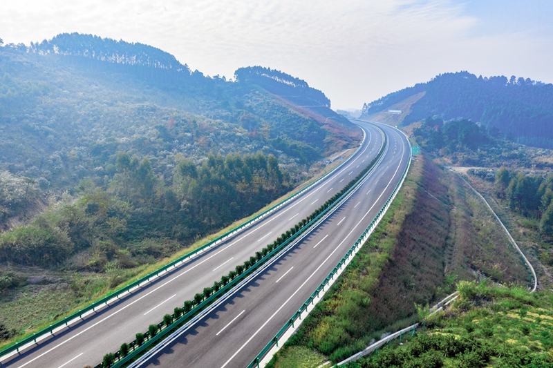 6.高速公路與群山相連，植被覆蓋率高，與原生態(tài)環(huán)境恢復有機結(jié)合.jpg