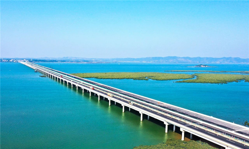 蘭州至?？诟咚俟窂V西欽州至北海段改擴建工程鐵山港跨海特大橋.jpg